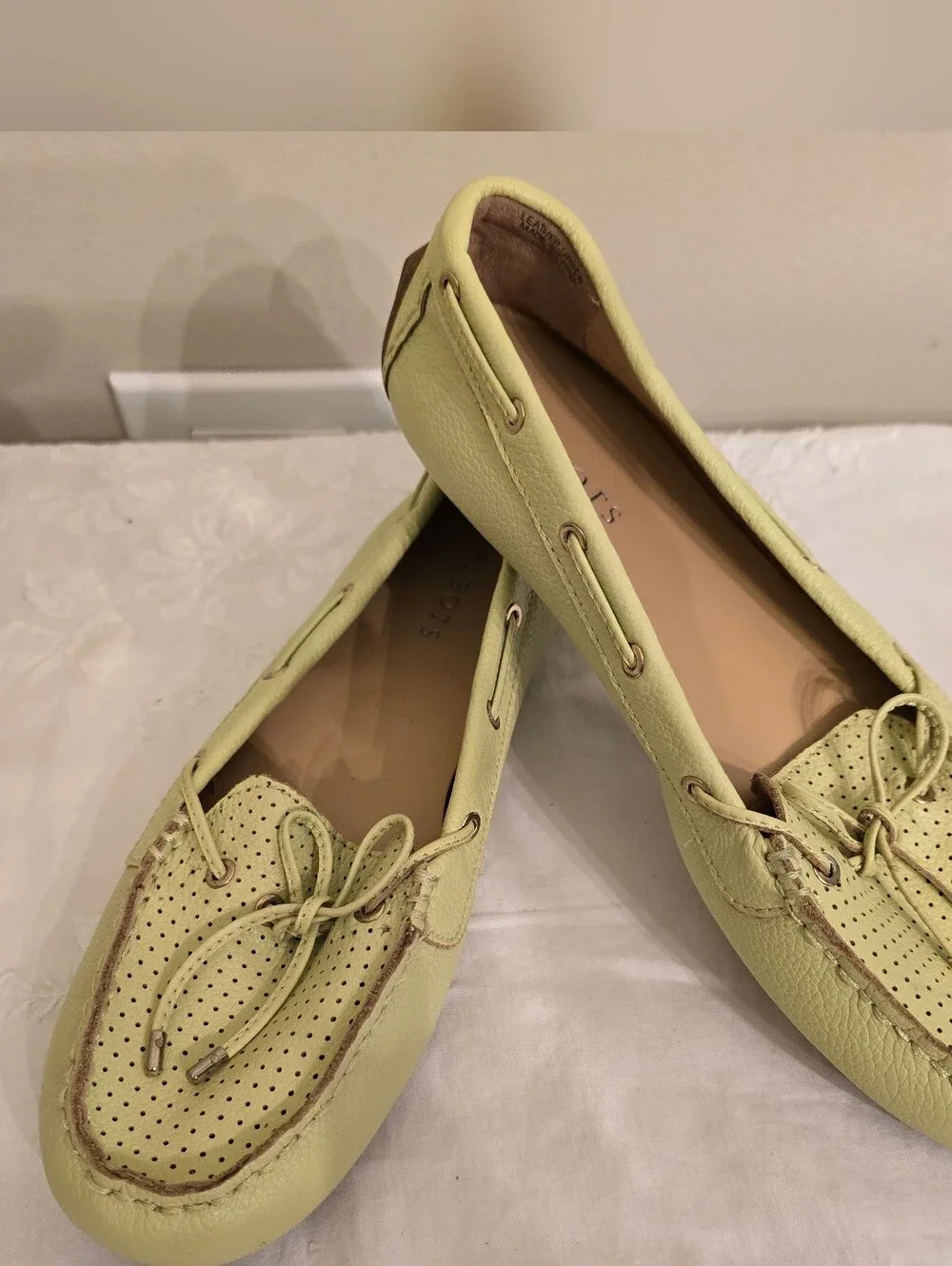 Talbots Women’s Citron Green Perforated Leather Moccasin Loafers Size 9.5 - Picture 2 of 8